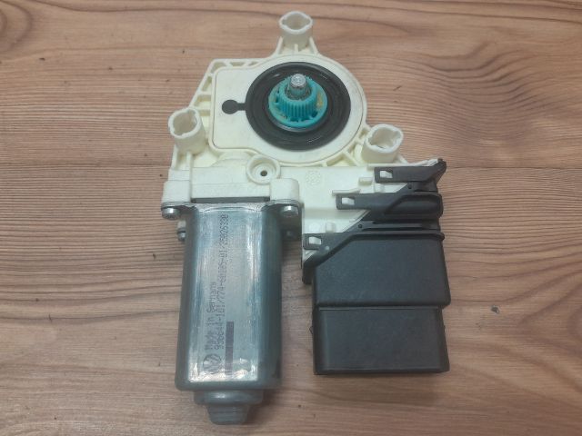 bontott VW TOURAN Jobb hátsó Ablakemelő Motor