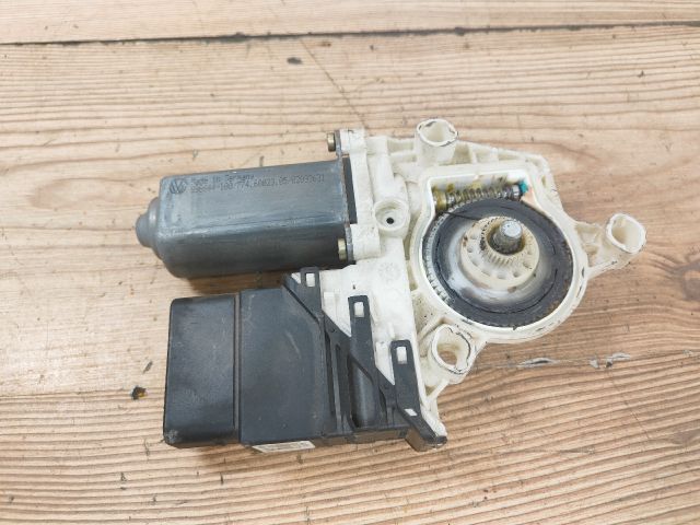 bontott VW TOURAN Jobb hátsó Ablakemelő Motor