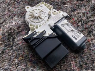 bontott VW TOURAN Jobb hátsó Ablakemelő Motor