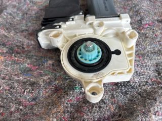 bontott VW TOURAN Jobb hátsó Ablakemelő Motor