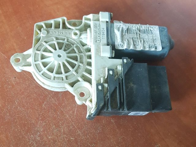bontott VW TOURAN Jobb hátsó Ablakemelő Motor