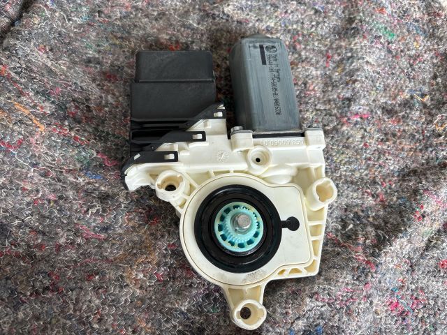 bontott VW TOURAN Jobb hátsó Ablakemelő Motor