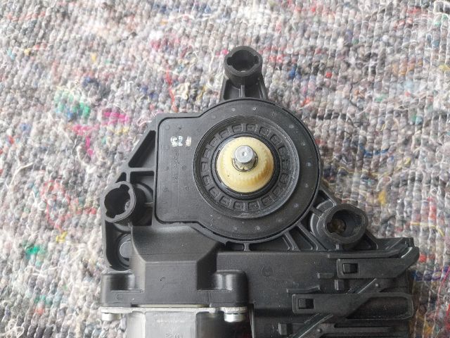 bontott VW TOURAN Jobb hátsó Ablakemelő Motor