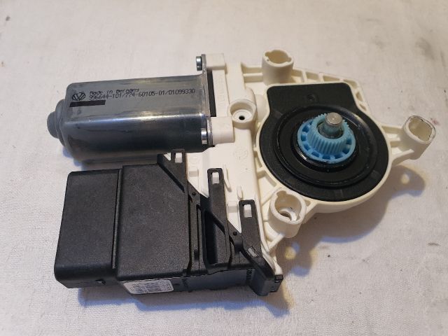 bontott VW TOURAN Jobb hátsó Ablakemelő Motor