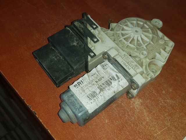 bontott VW TOURAN Jobb hátsó Ablakemelő Motor