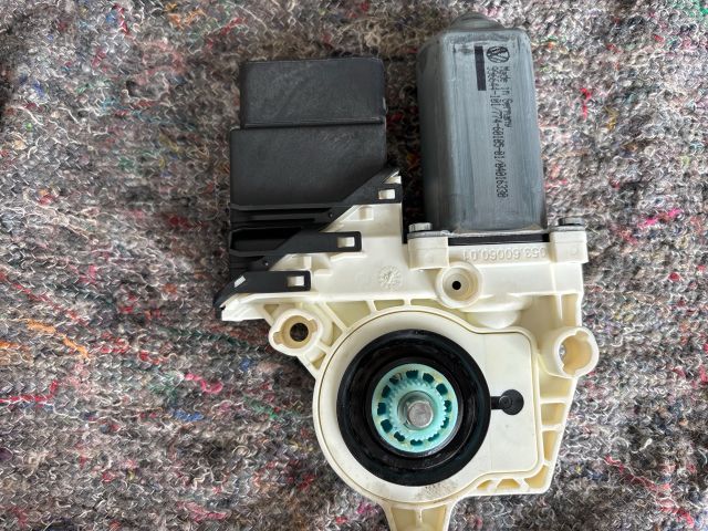 bontott VW TOURAN Jobb hátsó Ablakemelő Motor