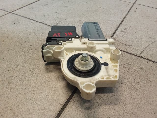 bontott VW TOURAN Jobb hátsó Ablakemelő Motor