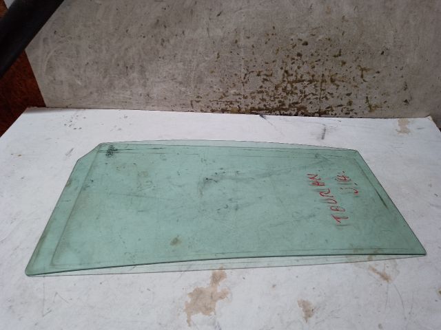 bontott VW TOURAN Jobb hátsó Fixüveg (Ajtóban)