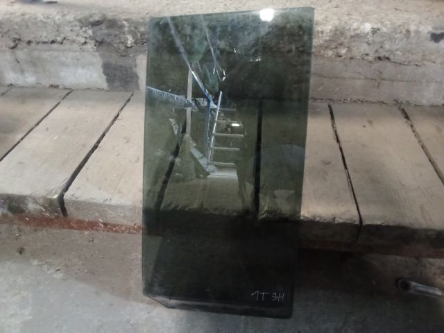 bontott VW TOURAN Jobb hátsó Fixüveg (Ajtóban)