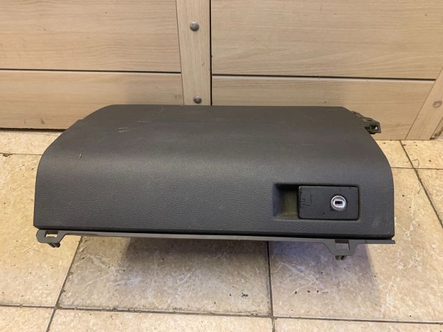 bontott VW TOURAN Kesztyűtartó