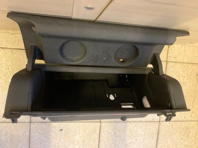 bontott VW TOURAN Kesztyűtartó