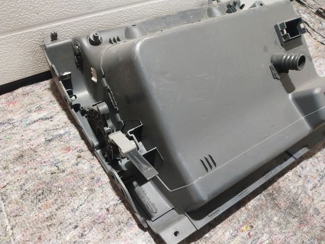 bontott VW TOURAN Kesztyűtartó