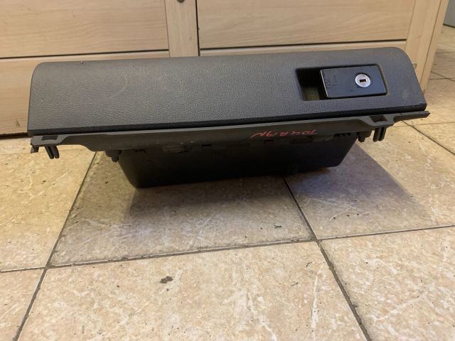 bontott VW TOURAN Kesztyűtartó