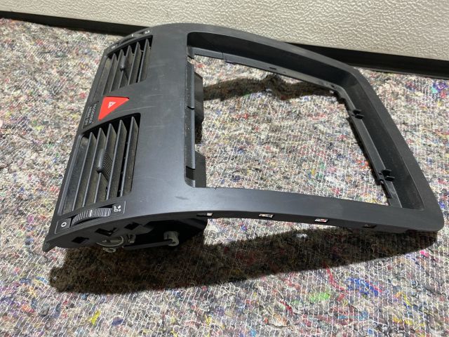 bontott VW TOURAN Középső Szellőző Keret