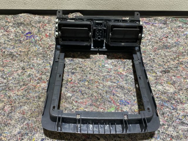 bontott VW TOURAN Középső Szellőző Keret