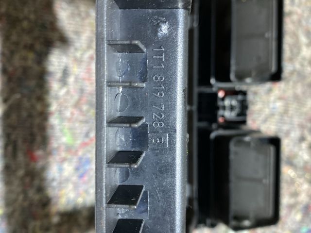 bontott VW TOURAN Középső Szellőző Keret