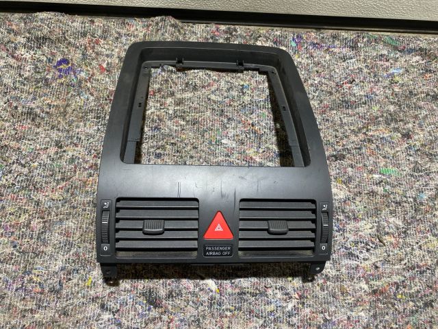 bontott VW TOURAN Középső Szellőző Keret