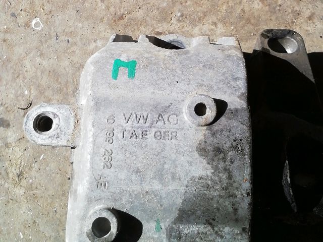 bontott VW TOURAN Motor Tartó Bak (Fém)