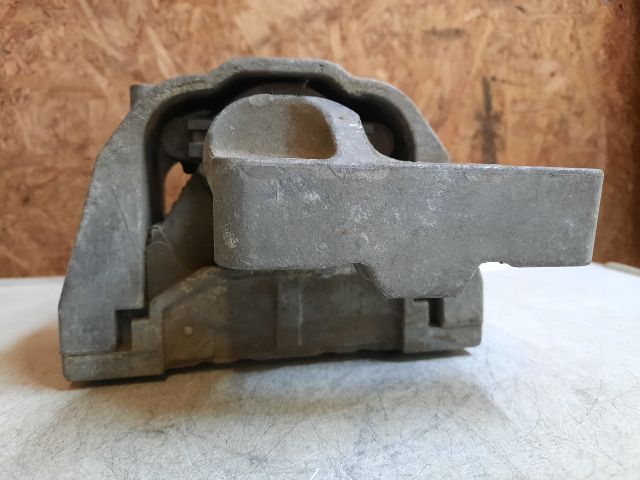 bontott VW TOURAN Motor Tartó Bak Jobb