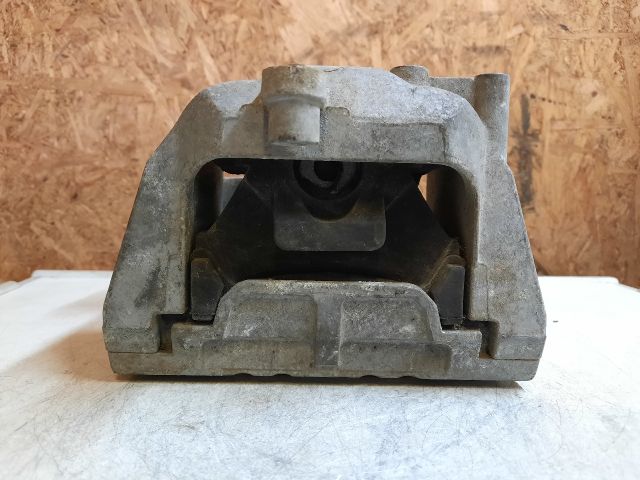 bontott VW TOURAN Motor Tartó Bak Jobb