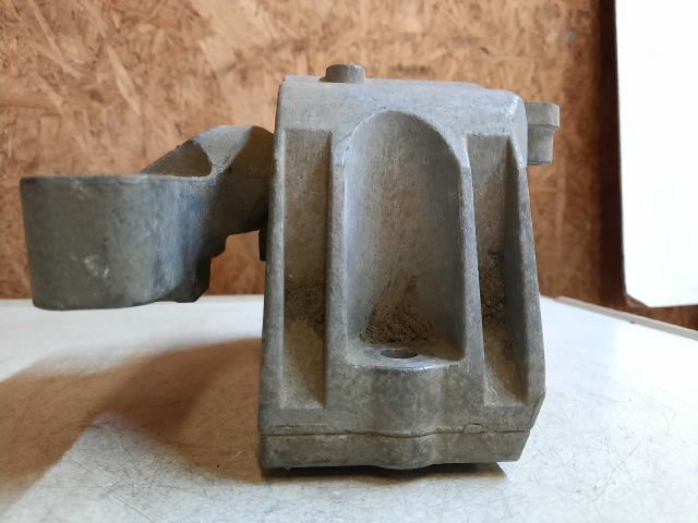 bontott VW TOURAN Motor Tartó Bak Jobb