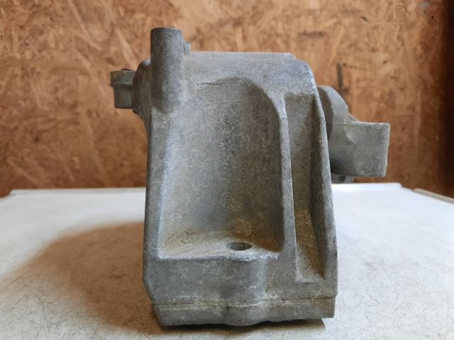 bontott VW TOURAN Motor Tartó Bak Jobb