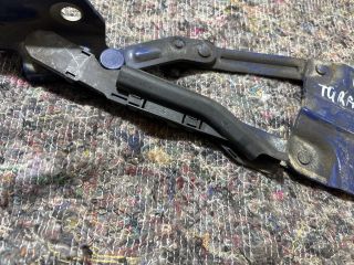 bontott VW TOURAN Motorháztető Jobb Zsanér