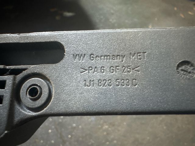 bontott VW TOURAN Motorháztető Nyitó Kar / Gomb