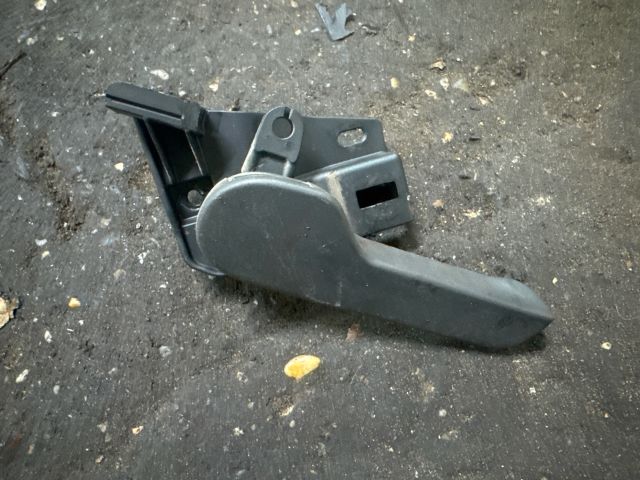 bontott VW TOURAN Motorháztető Nyitó Kar / Gomb