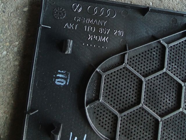 bontott VW TOURAN Műszerfal Jobb Hangszóró Burkolat