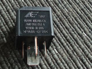 bontott VW TOURAN Relé