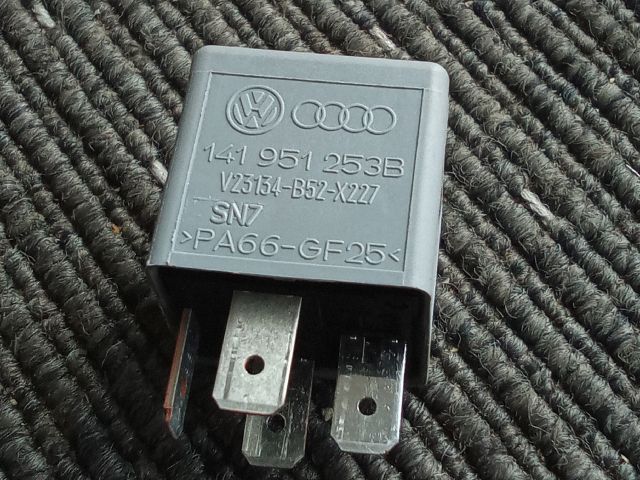 bontott VW TOURAN Relé