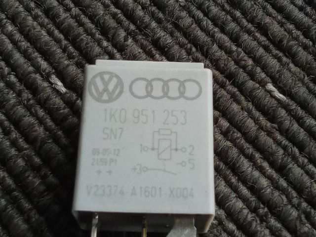 bontott VW TOURAN Relé