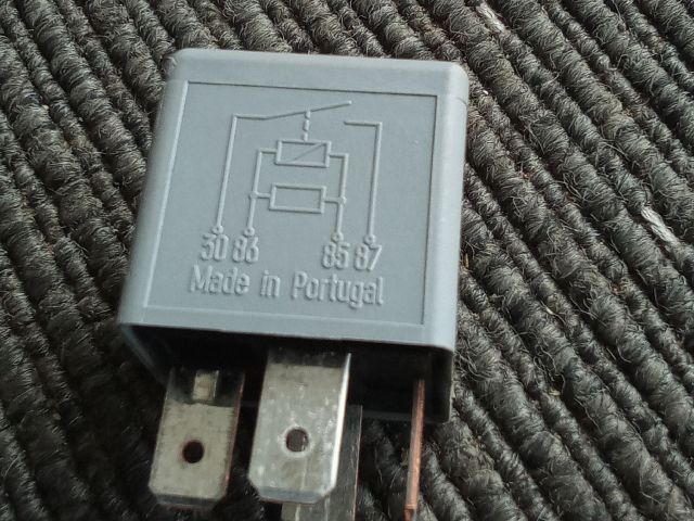 bontott VW TOURAN Relé