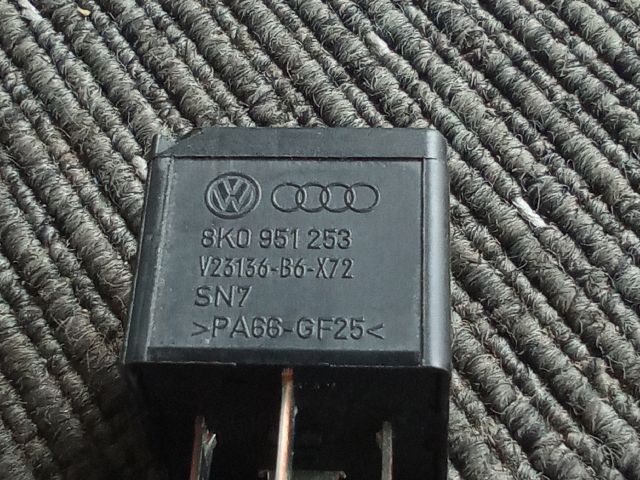 bontott VW TOURAN Relé