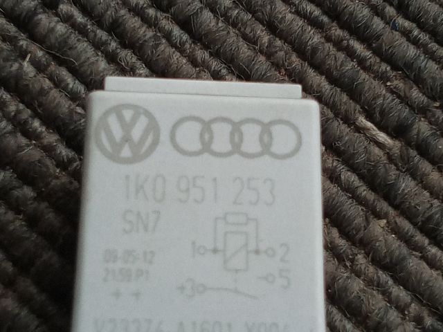 bontott VW TOURAN Relé