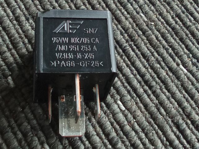 bontott VW TOURAN Relé