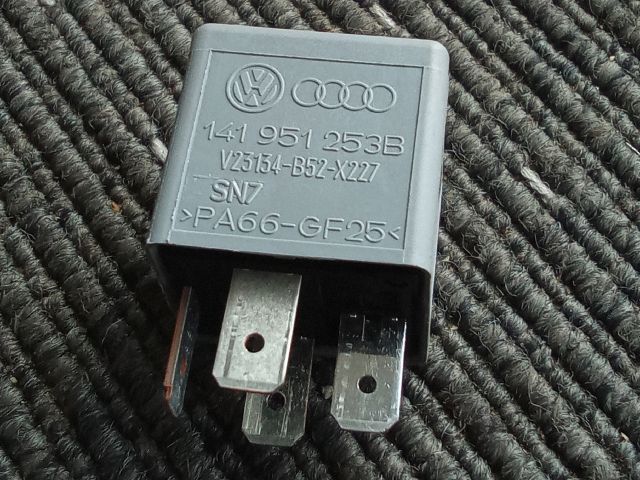 bontott VW TOURAN Relé