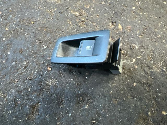 bontott VW TOURAN Tankajtó Nyitó Kar / Gomb