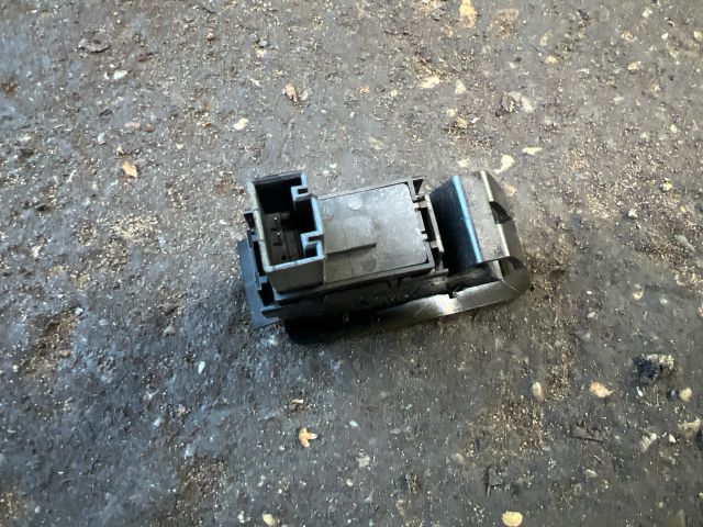 bontott VW TOURAN Tankajtó Nyitó Kar / Gomb