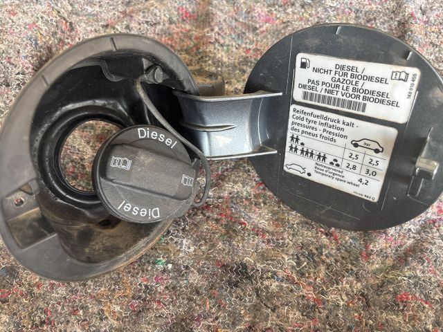 bontott VW TOURAN Tankajtó