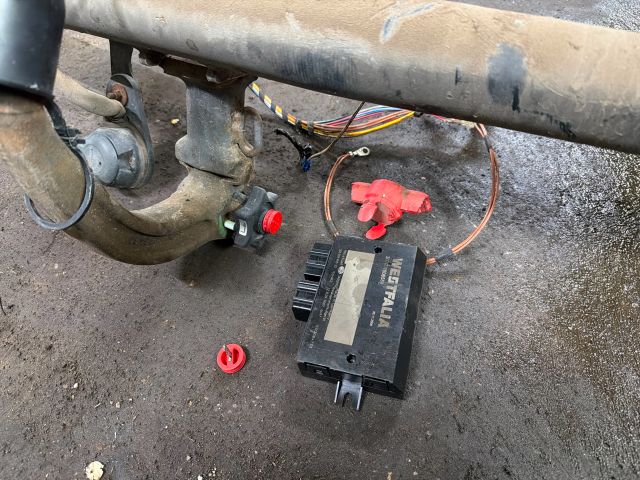 bontott VW TOURAN Vonóhorog