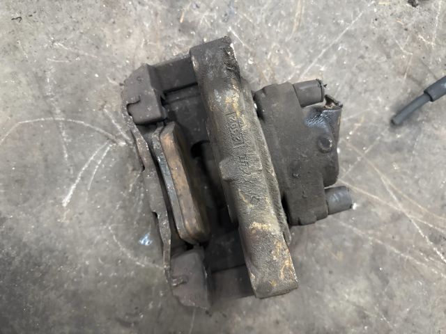 bontott VW TRANSPORTER Bal első Féknyereg Munkahengerrel