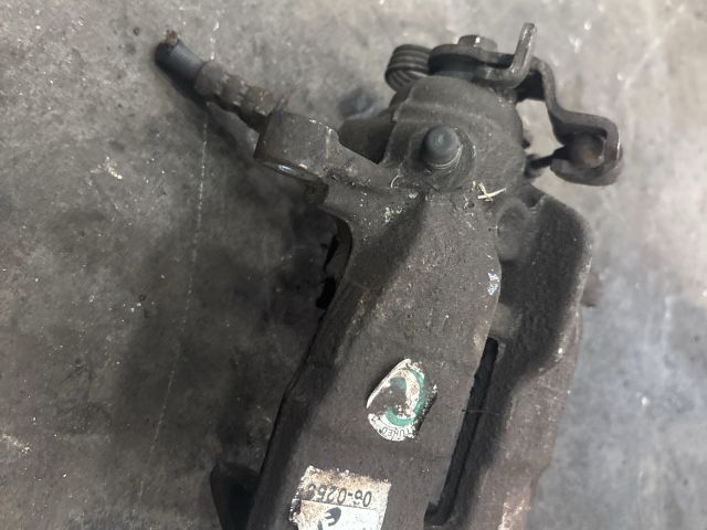 bontott VW TRANSPORTER Bal hátsó Féknyereg Munkahengerrel