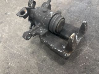 bontott VW TRANSPORTER Bal hátsó Féknyereg Munkahengerrel