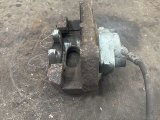 bontott VW TRANSPORTER Jobb első Féknyereg Munkahengerrel