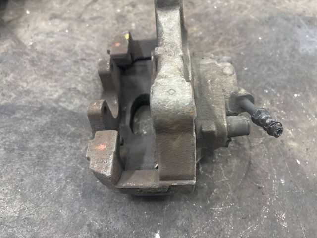 bontott VW TRANSPORTER Jobb első Féknyereg Munkahengerrel