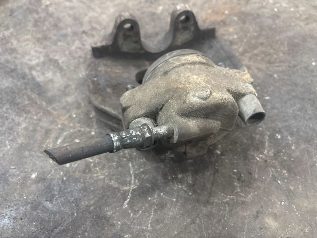 bontott VW TRANSPORTER Jobb első Féknyereg Munkahengerrel