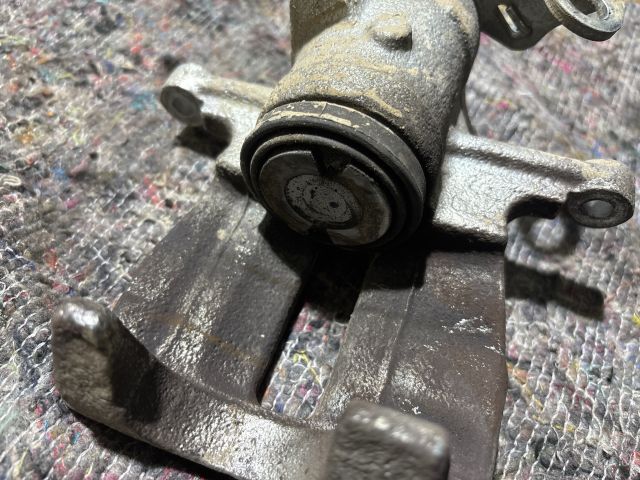 bontott VW TRANSPORTER Bal hátsó Féknyereg Munkahengerrel