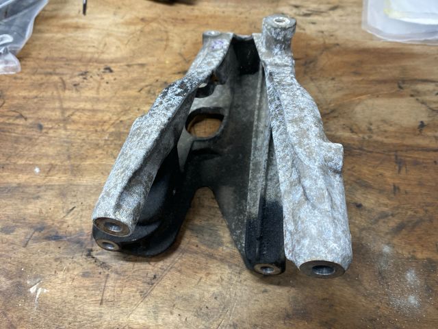 bontott VW TRANSPORTER Motor Tartó Bak (Fém)